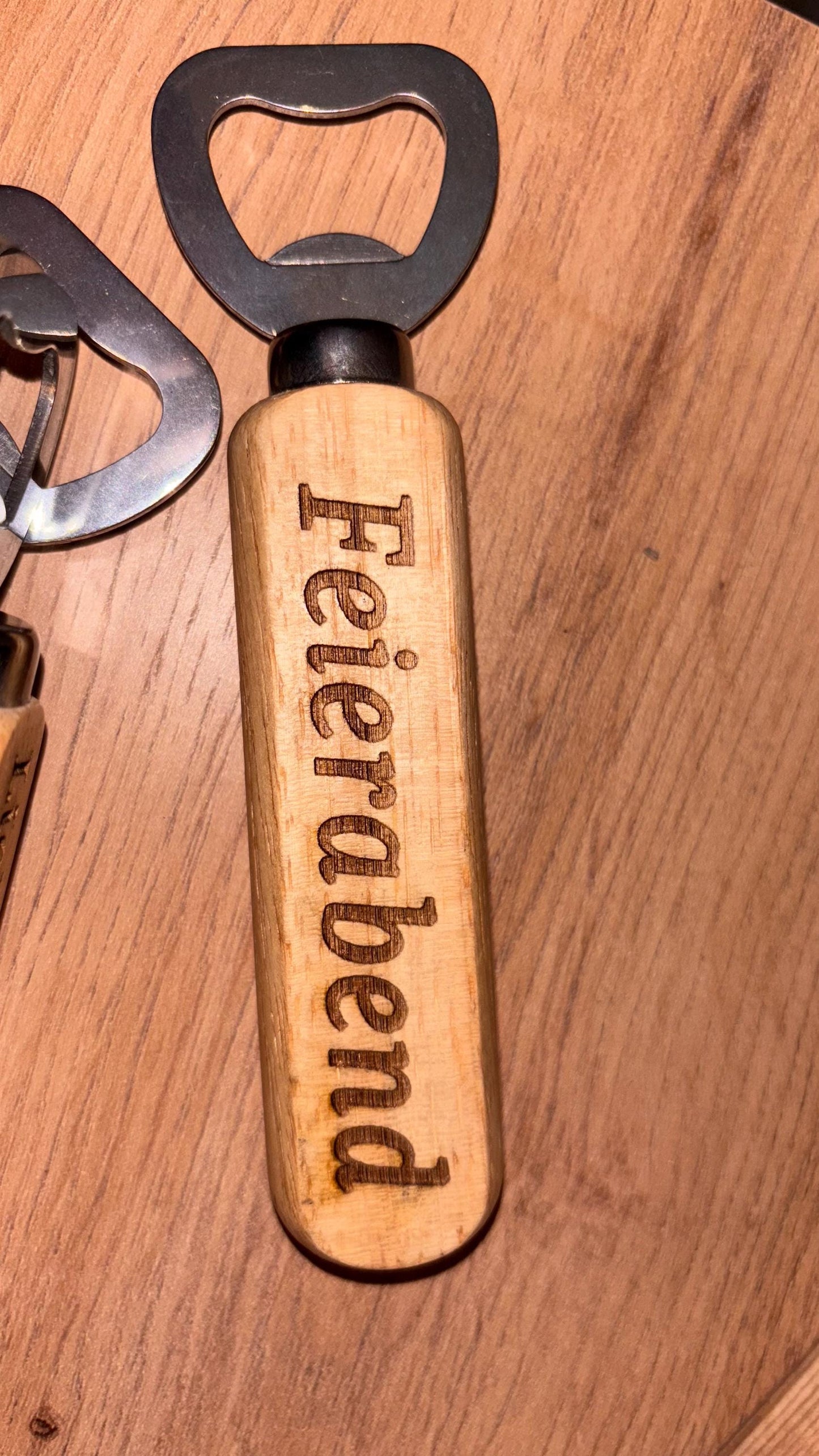 Flaschenöffner mit Beidseitiger Gravur. individueller Gravur. auch Personalisierbar. einfach Anfragen für ihre Wunsch Gravur