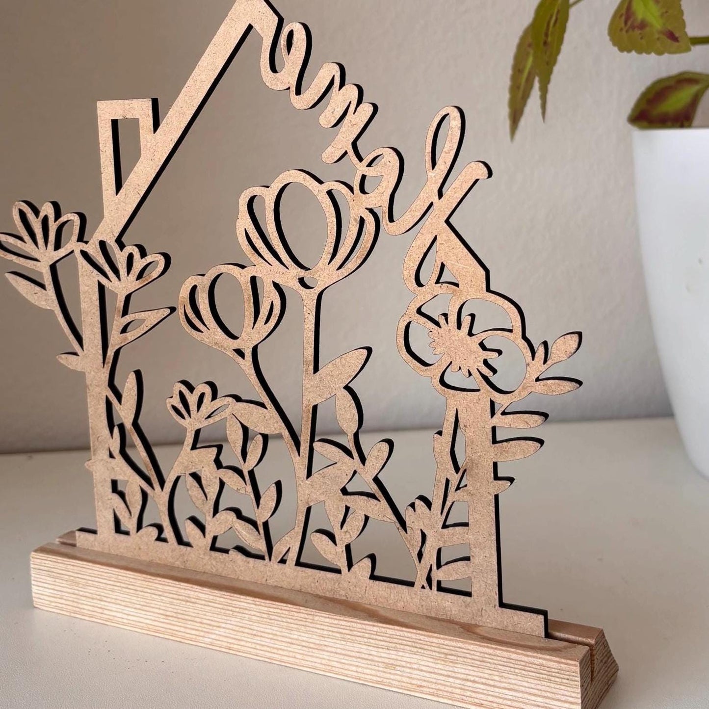 Home Aufsteller mit Blumen und Haus in schwarz. Ca 18cm hoch und 20cm breit. Inkl. Holzklötzchen zum reinstellen.