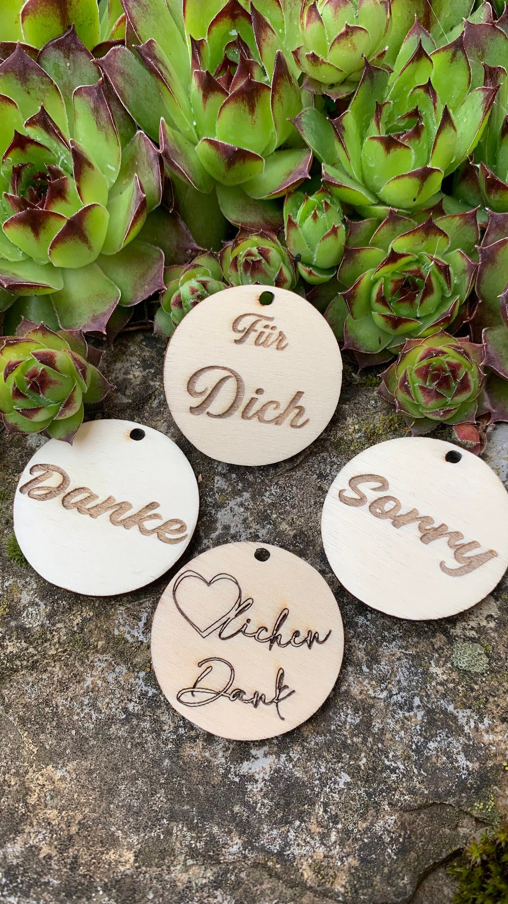 Anhänger für Geschenk Taufe Hochzeit Geburtstag Muttertag Vatertag. Holzscheibe mit Gravur & Personalisierung. 4mm Dick. 40 oder 68mm durchm