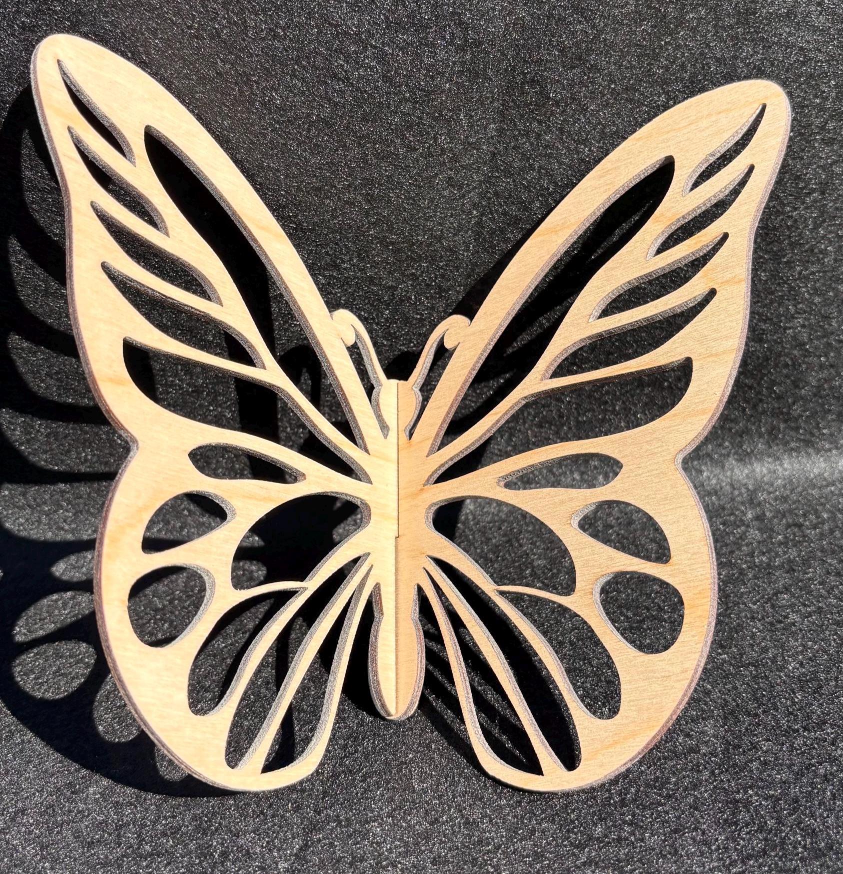 Schmetterling aus Holz. Willkommen Frühling und Sommer. Schöne 15cm große Schmetterlinge zum zusammen stecken aus Holz.