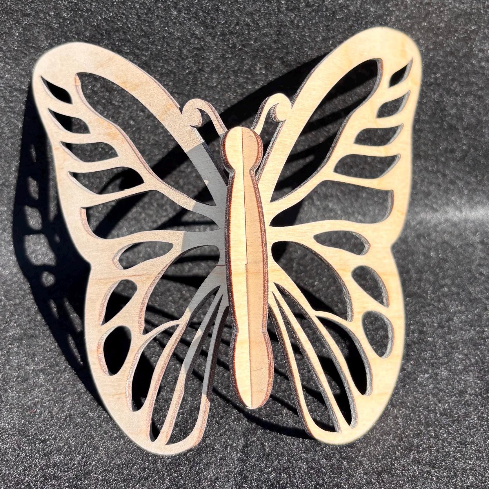 Schmetterling aus Holz. Willkommen Frühling und Sommer. Schöne 15cm große Schmetterlinge zum zusammen stecken aus Holz.