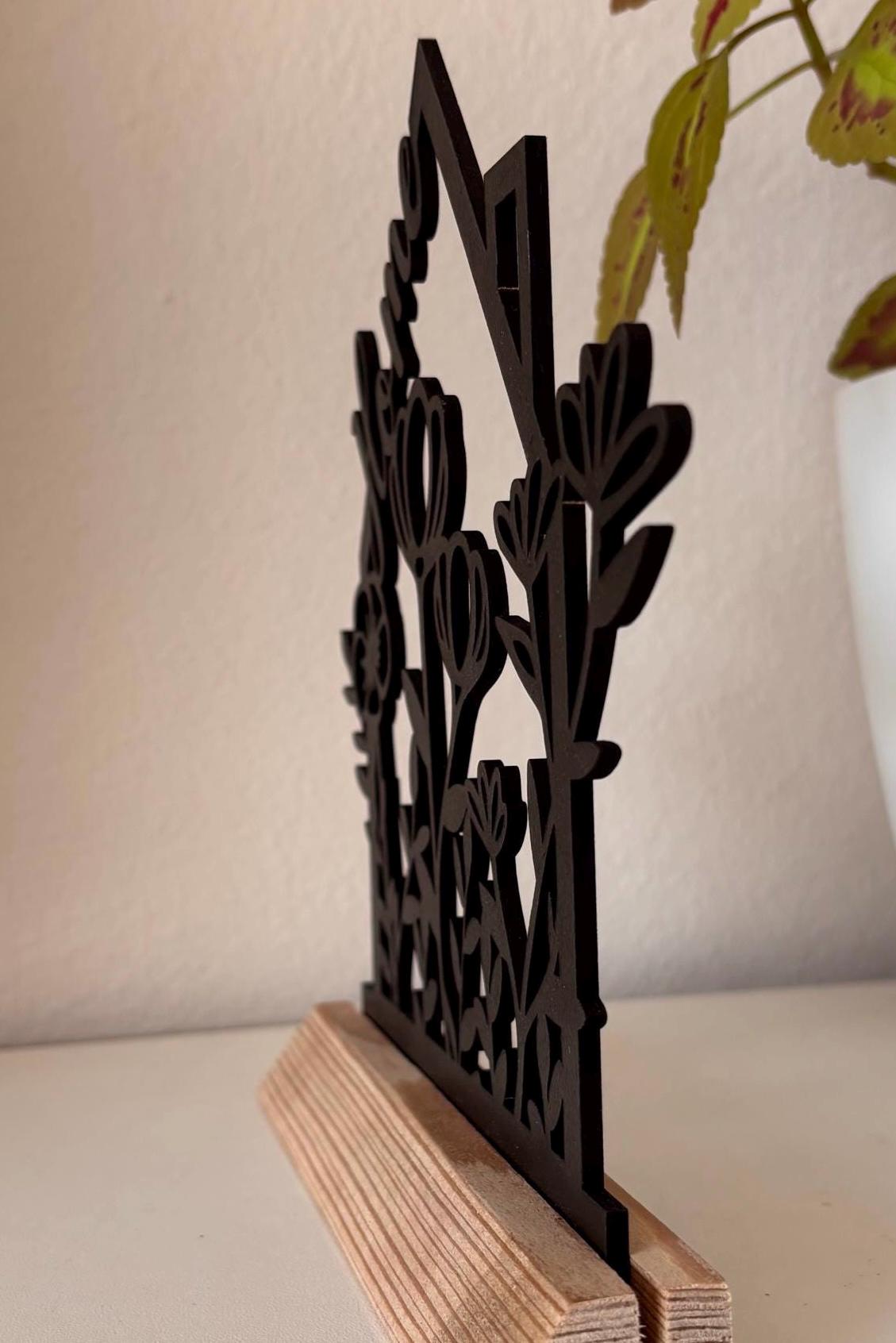 Home Aufsteller mit Blumen und Haus in schwarz. Ca 18cm hoch und 20cm breit. Inkl. Holzklötzchen zum reinstellen.