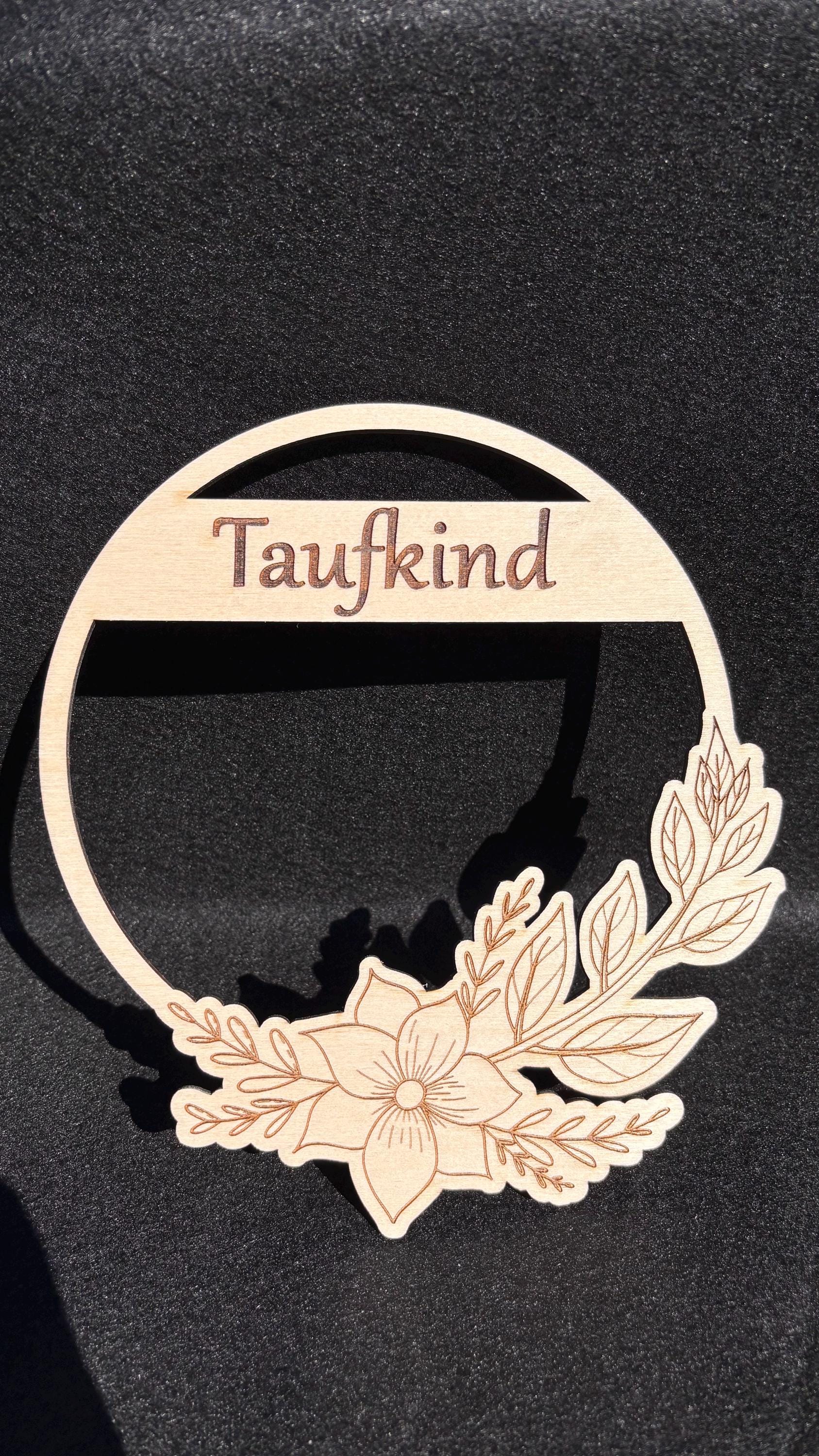 Tauf Kranz aus Holz mit schönem Blumenmotiv kann auch Personalisiert werden mit Namen oder Datum