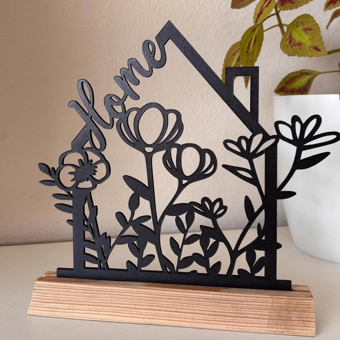 Home Aufsteller mit Blumen und Haus in schwarz. Ca 18cm hoch und 20cm breit. Inkl. Holzklötzchen zum reinstellen.