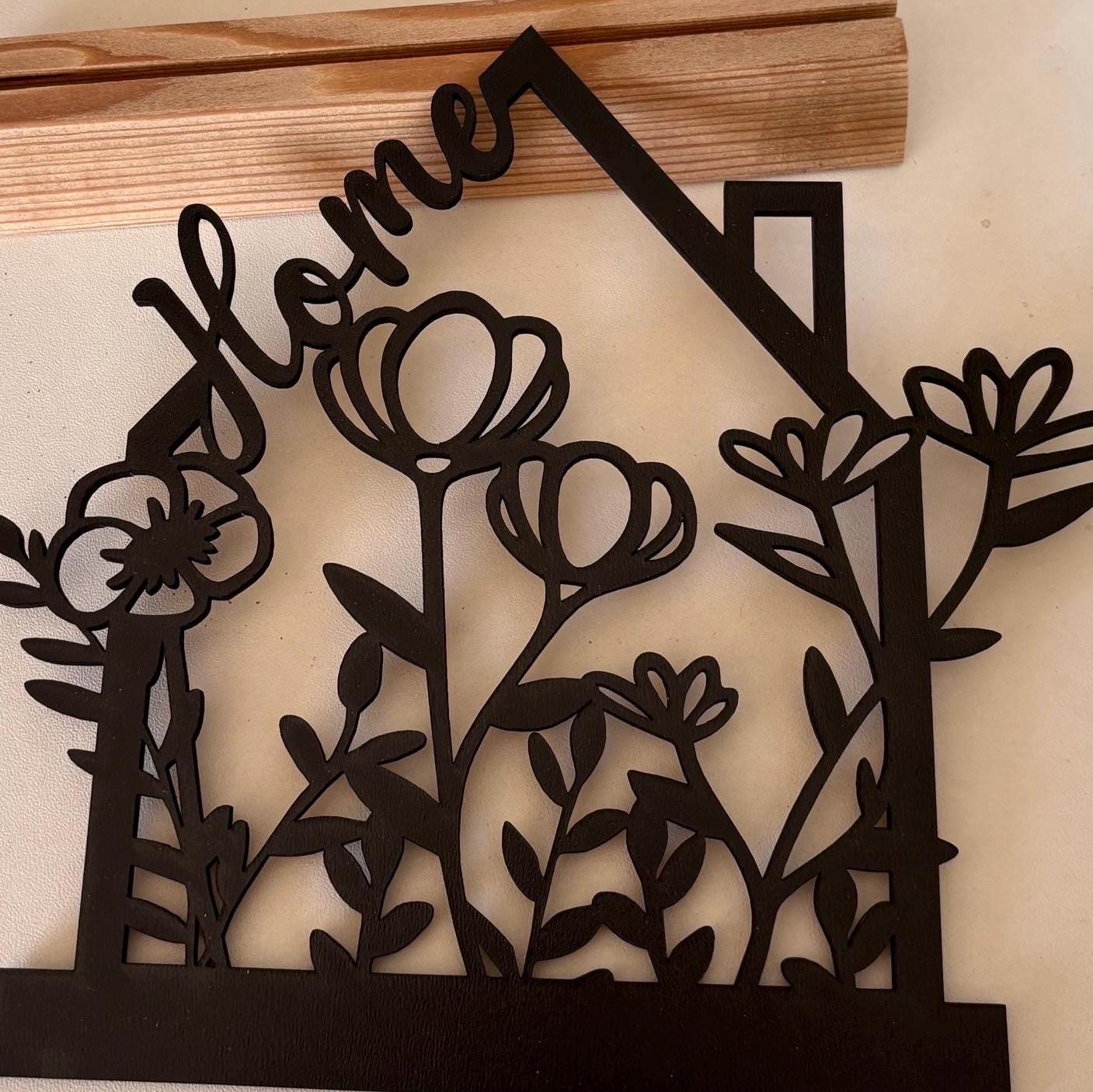 Home Aufsteller mit Blumen und Haus in schwarz. Ca 18cm hoch und 20cm breit. Inkl. Holzklötzchen zum reinstellen.