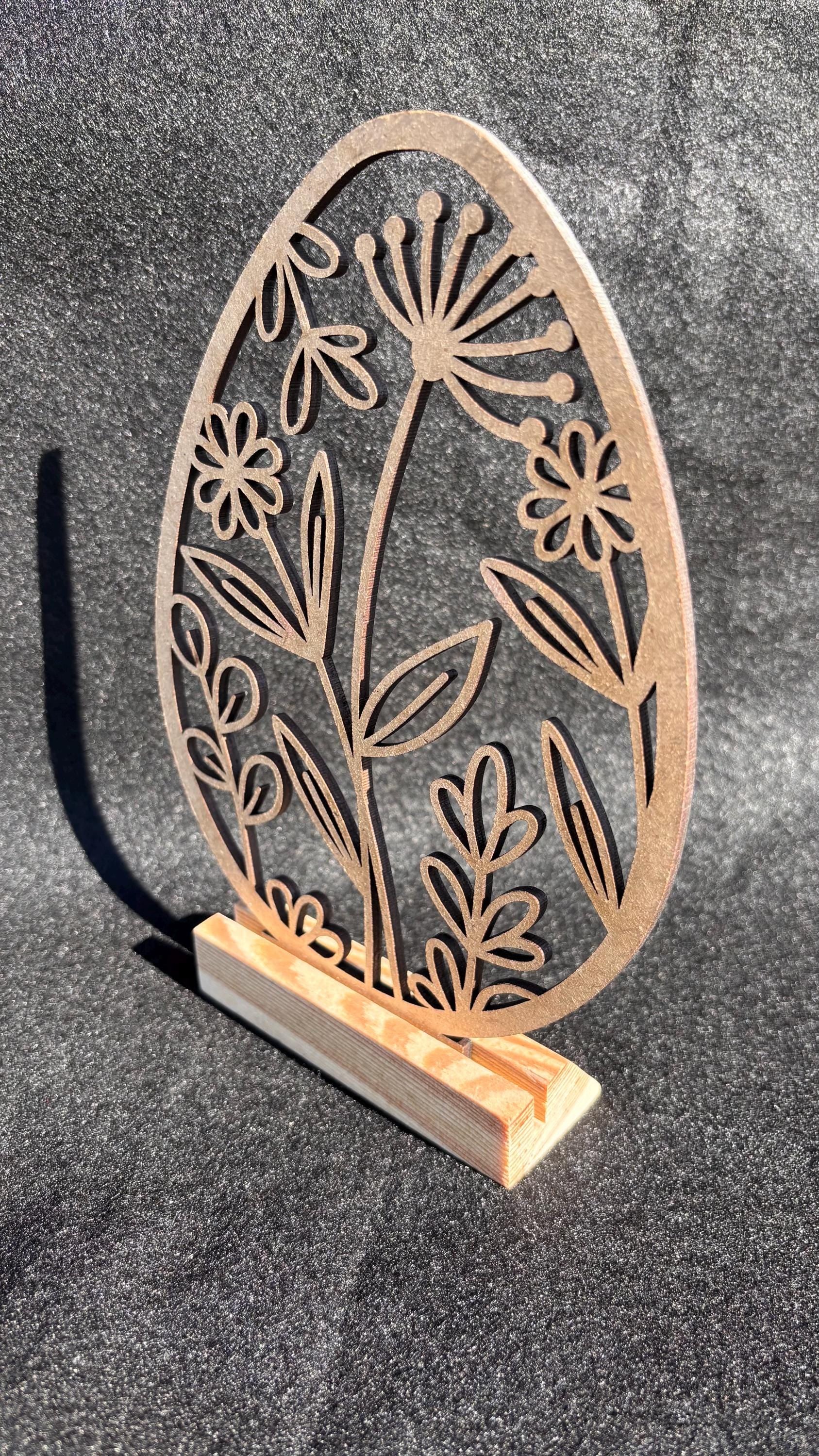 Aufsteller für Ostern. Osterei mit Blumen im Modernen Design inkl. Holzklötzchen zum Hinstellen