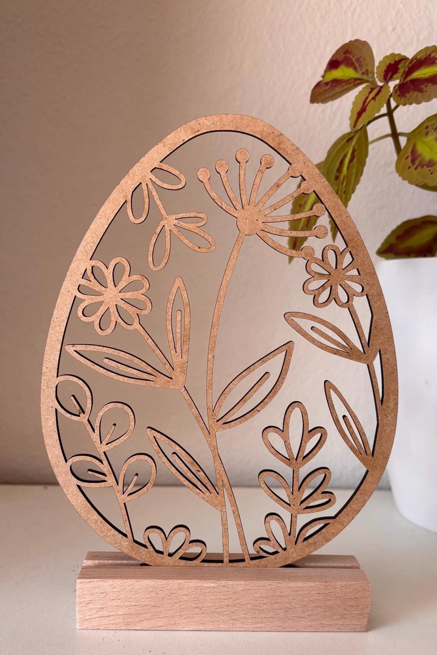 Aufsteller für Ostern. Osterei mit Blumen im Modernen Design inkl. Holzklötzchen zum Hinstellen