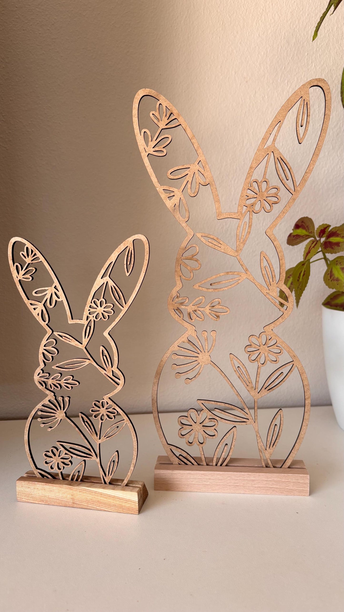 Aufsteller Ostern Osterhase mit Blumen im Modernen Design inkl. Holzklötzchen zum Hinstellen