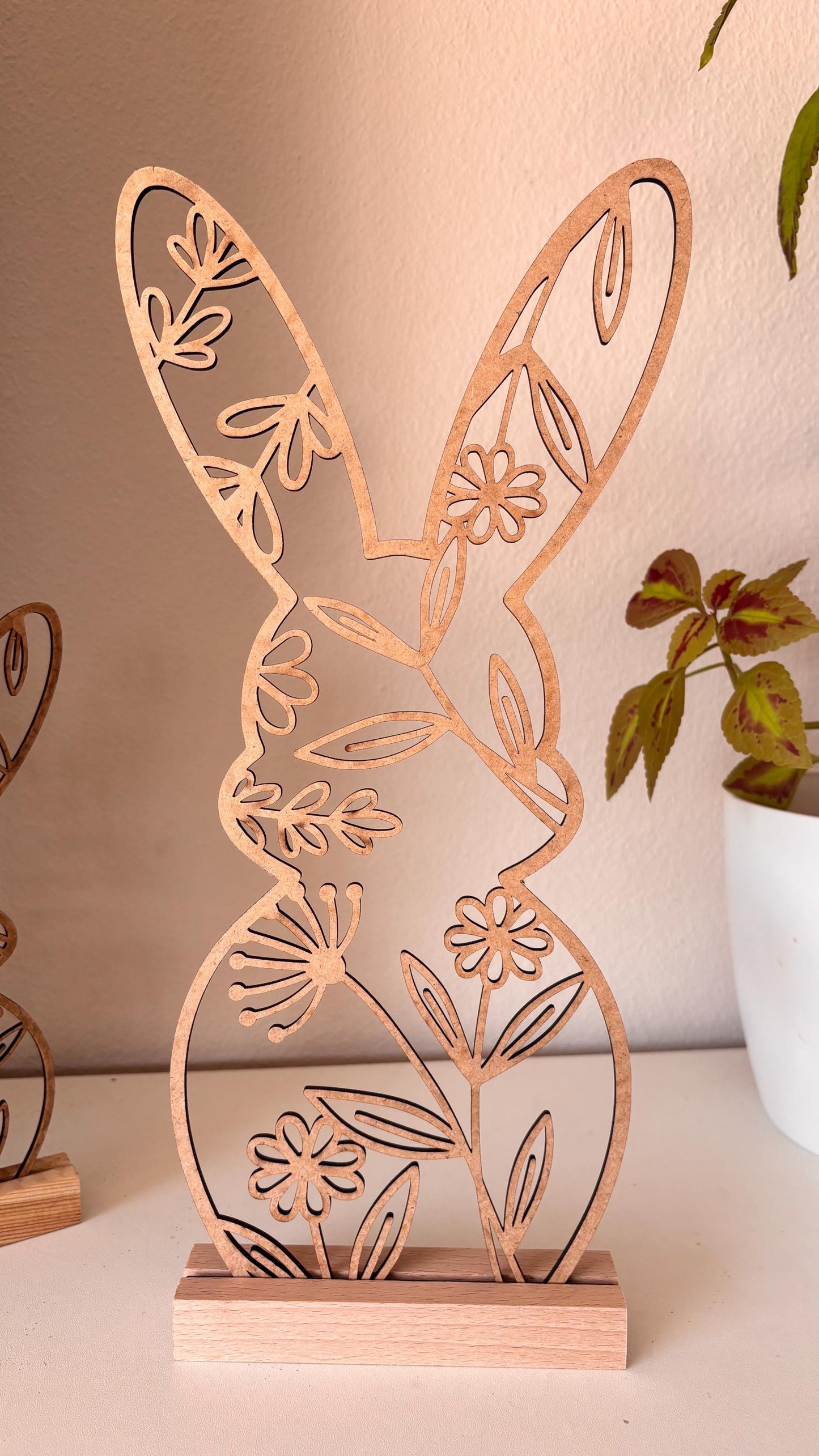 Aufsteller Ostern Osterhase mit Blumen im Modernen Design inkl. Holzklötzchen zum Hinstellen