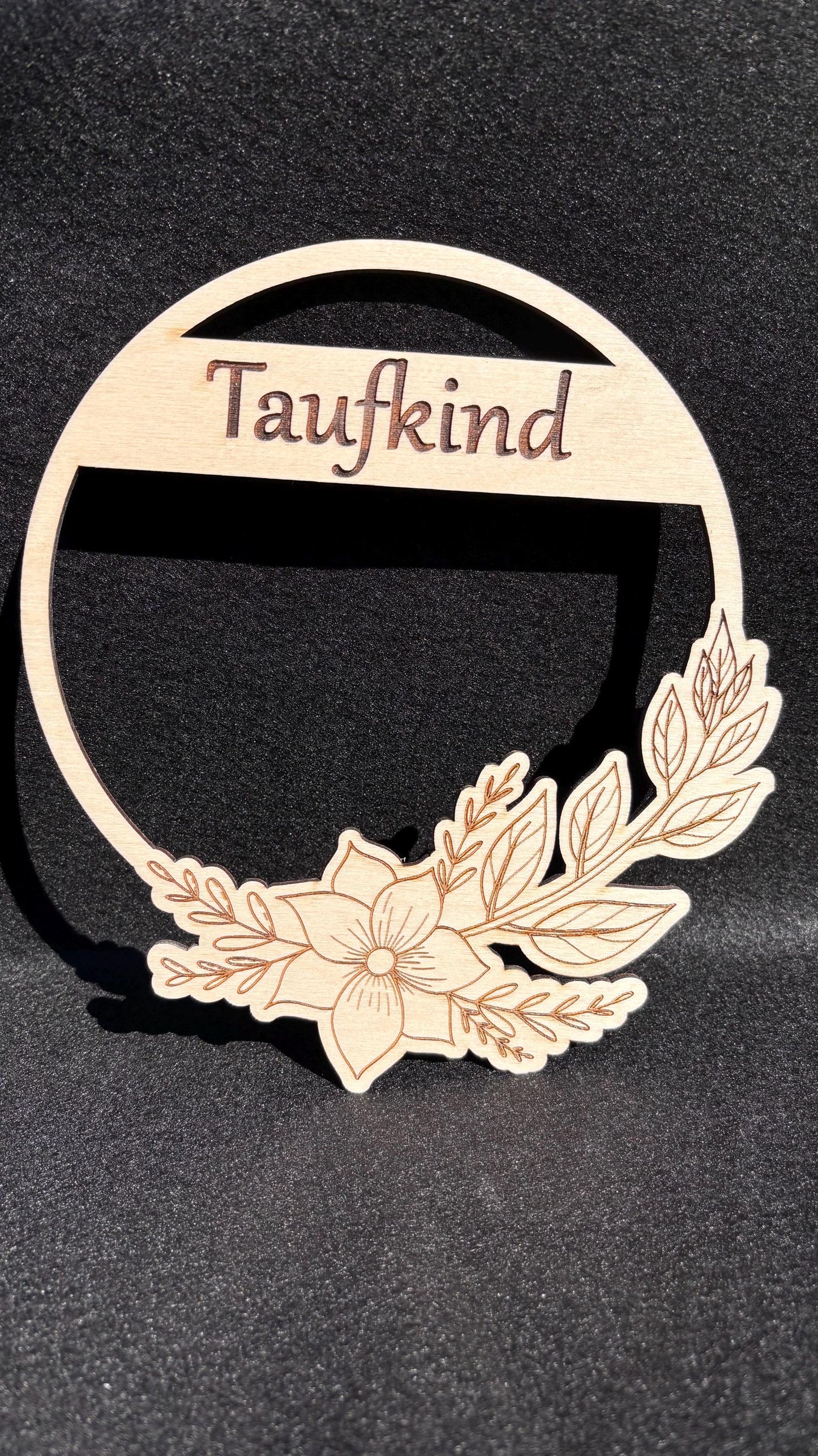 Tauf Kranz aus Holz mit schönem Blumenmotiv kann auch Personalisiert werden mit Namen oder Datum