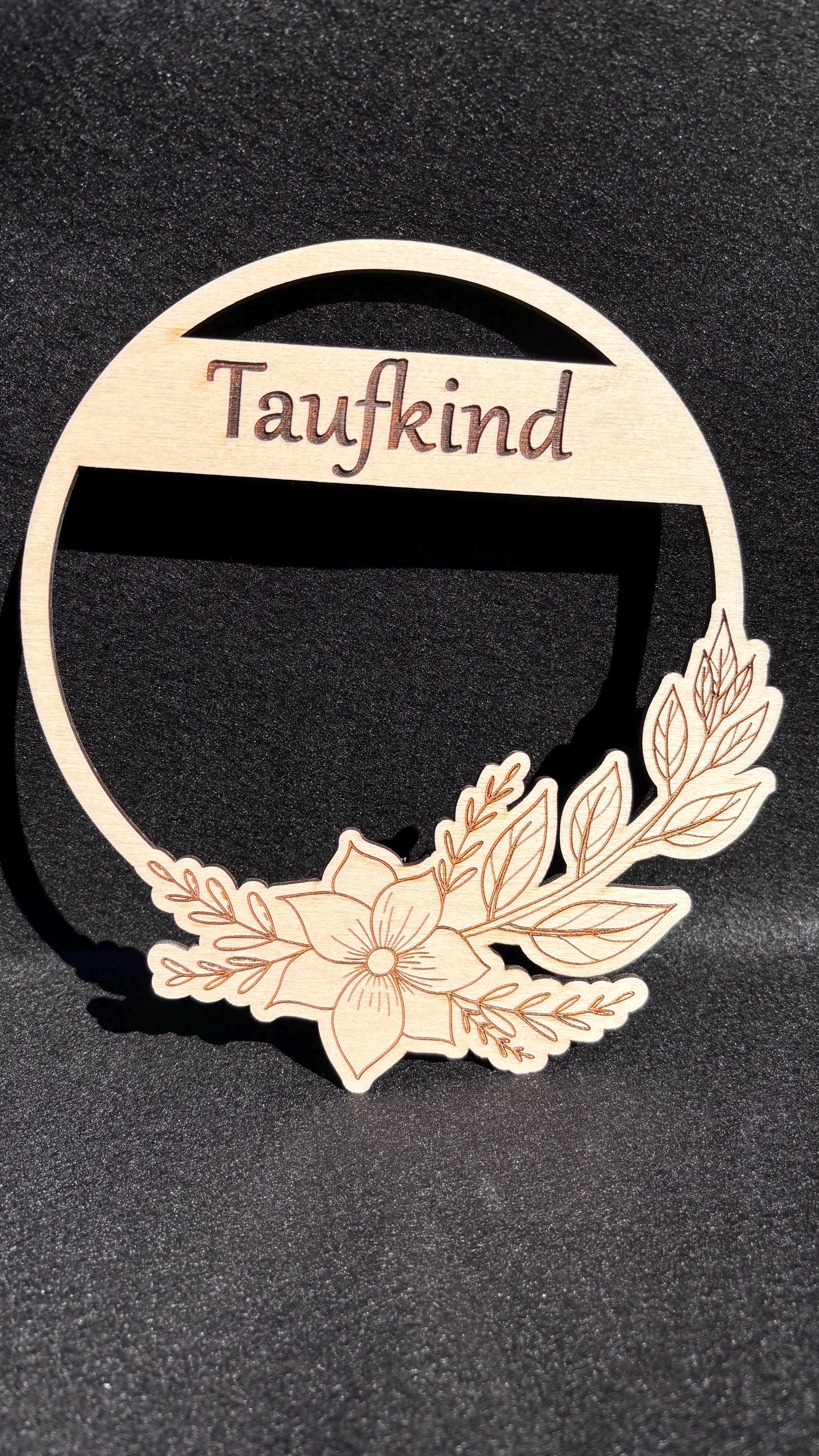 Tauf Kranz aus Holz mit schönem Blumenmotiv kann auch Personalisiert werden mit Namen oder Datum